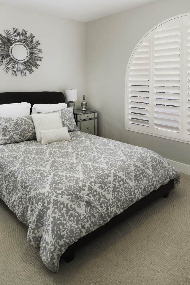 Большая спальня с кроватью и окном 