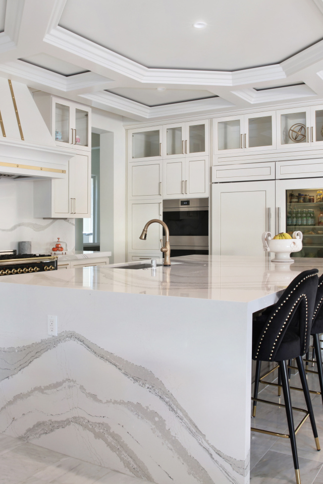 Большая спальня с черными кожаными стульями 