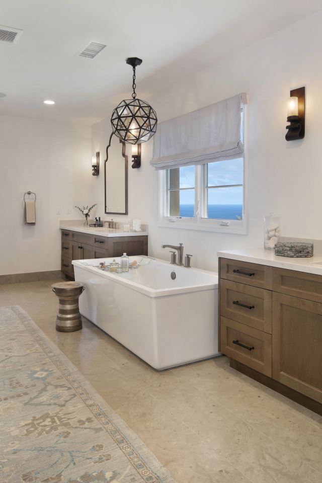 Большая светлая ванная комната 