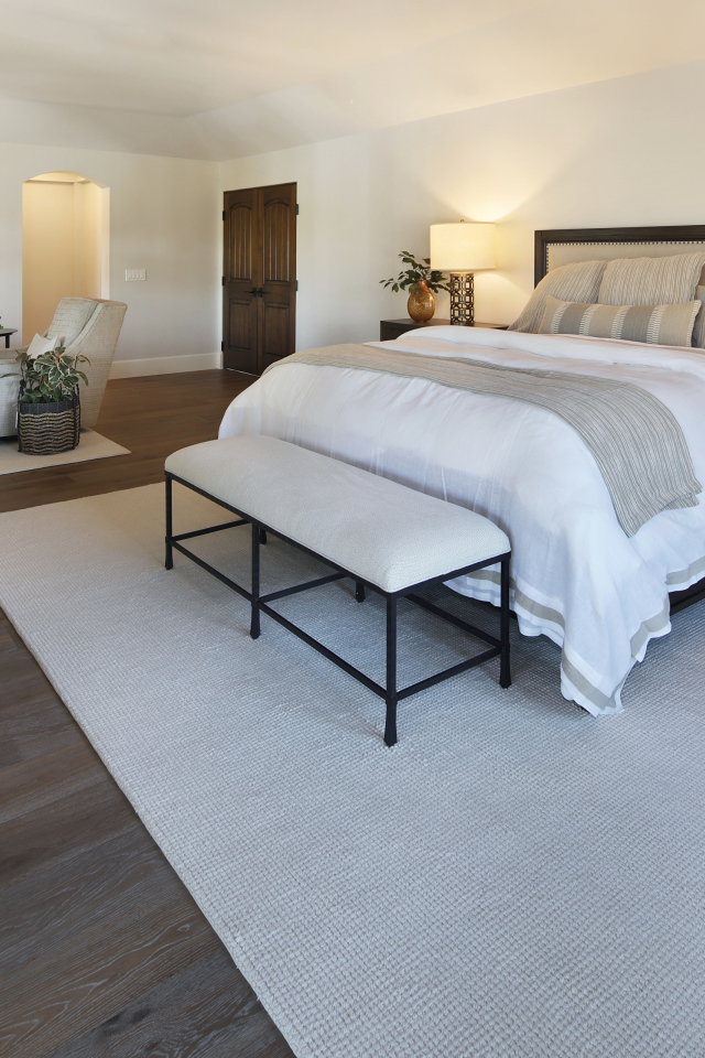 Большая светлая спальня с кроватью и мебелью