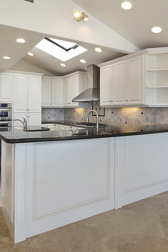 Большая светлая кухня в квартире 