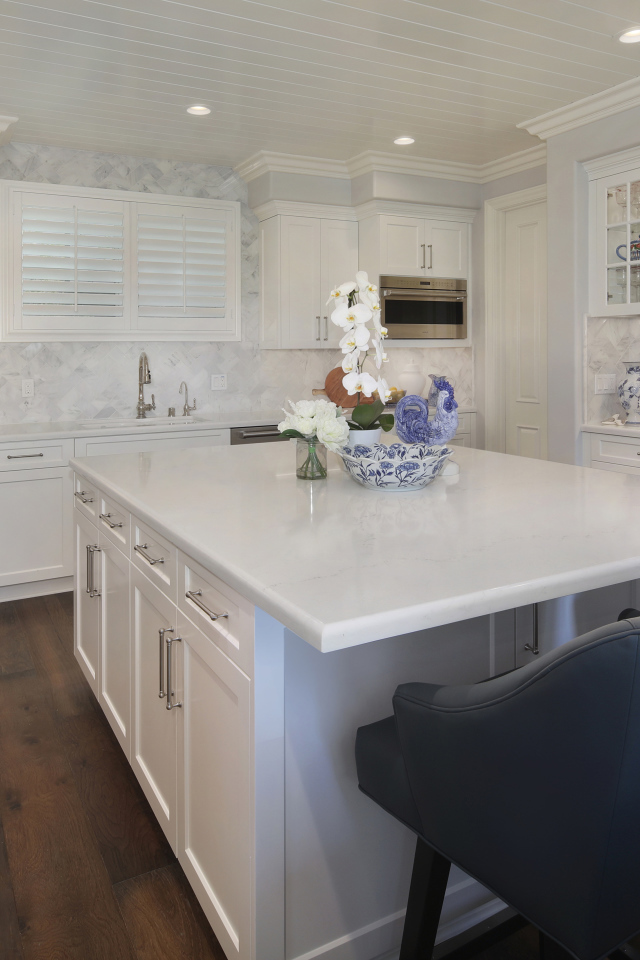 Большая светлая кухня с серыми креслами