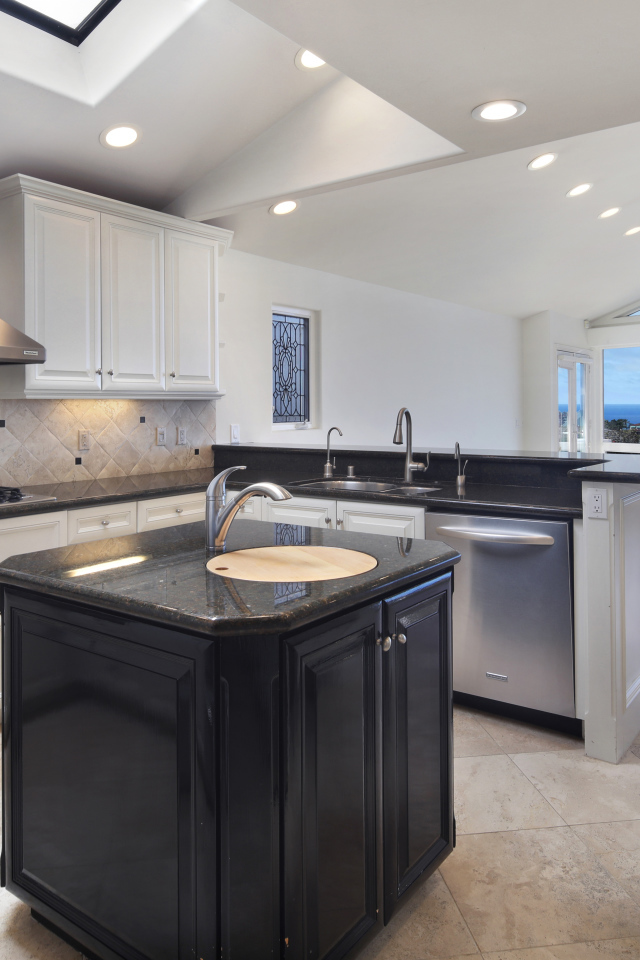 Большая светлая кухня с большим окнами