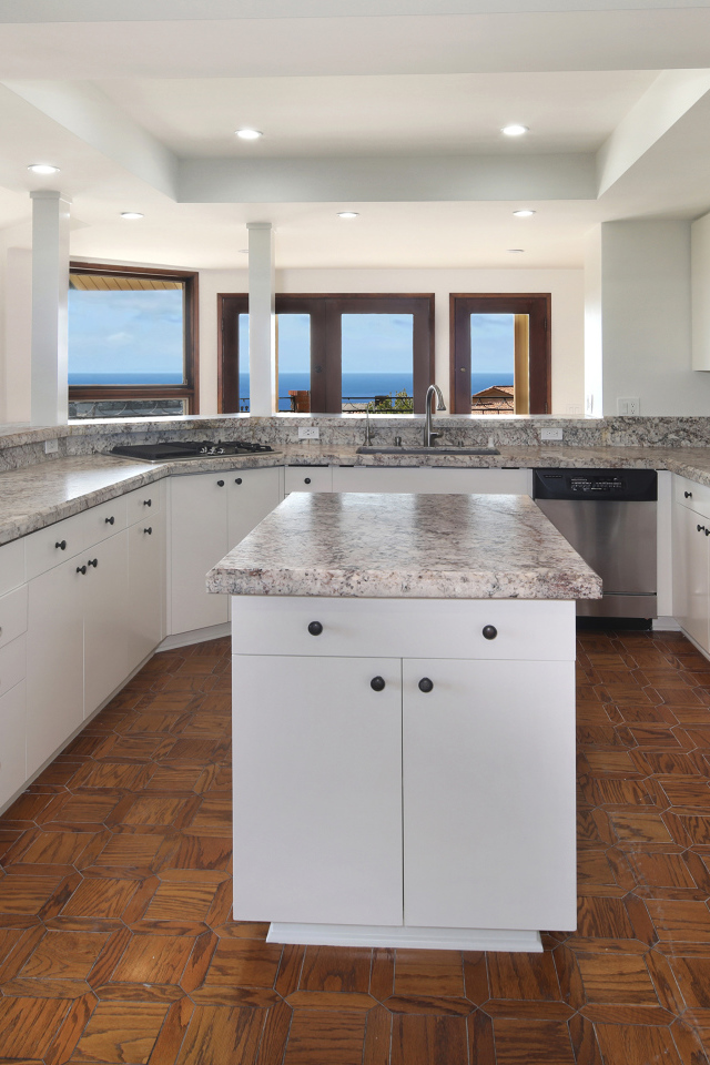 Большая светлая кухня с мраморными столешницами