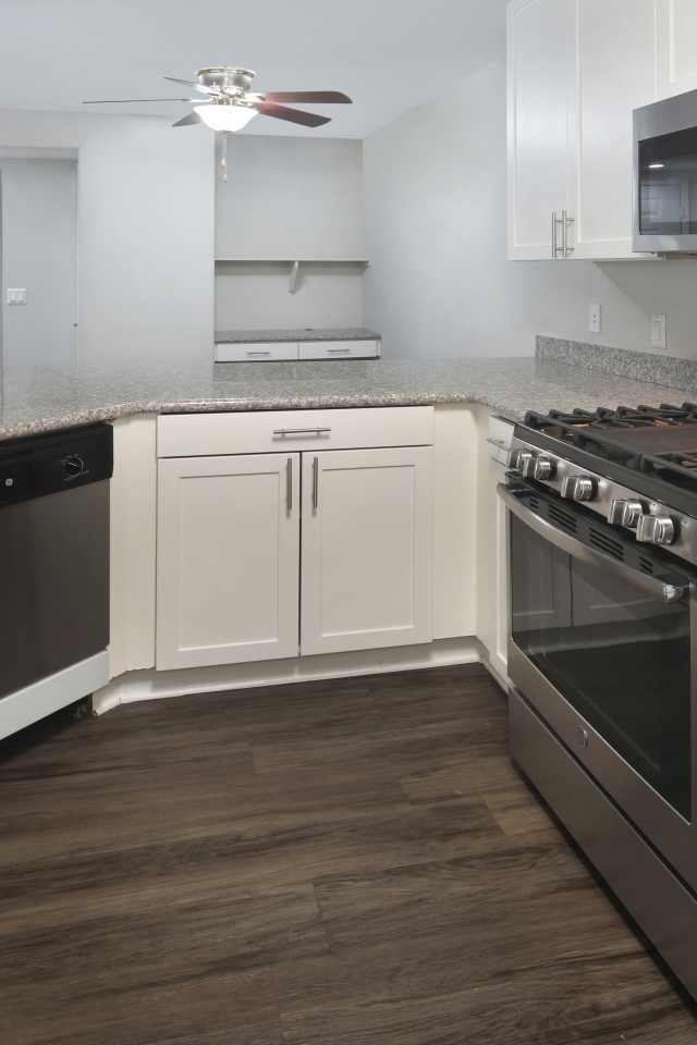 Большая кухня в серых тонах с большой плитой