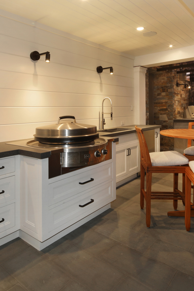 Большая кухня с деревянным столом и видом на море