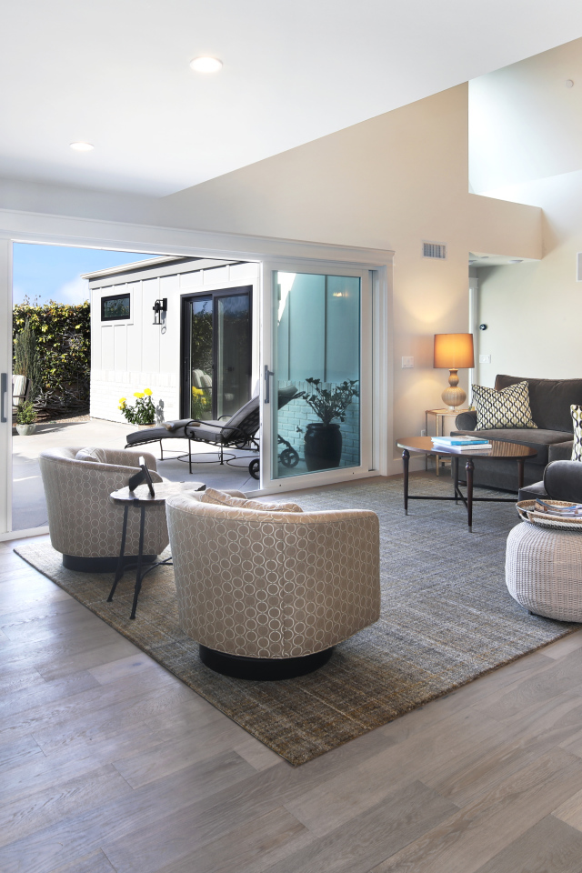 Большая гостиная комната с выходом в сад 