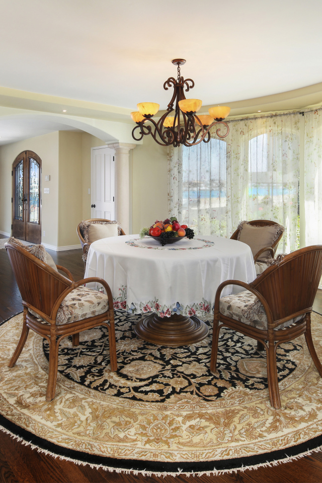 Большая гостиная комната с большими окнами и столом 