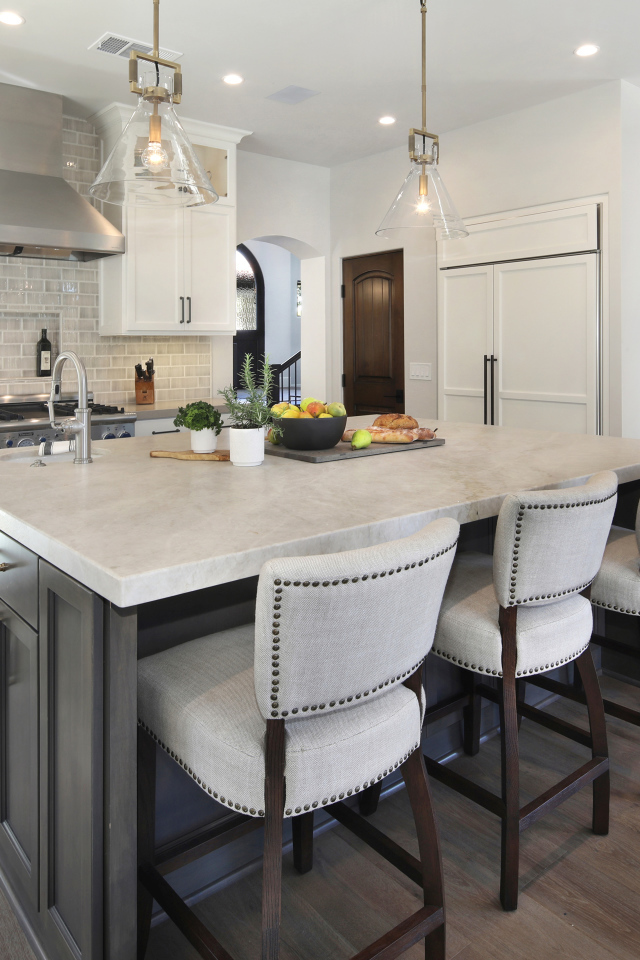 Большой мраморный стол в кухне 