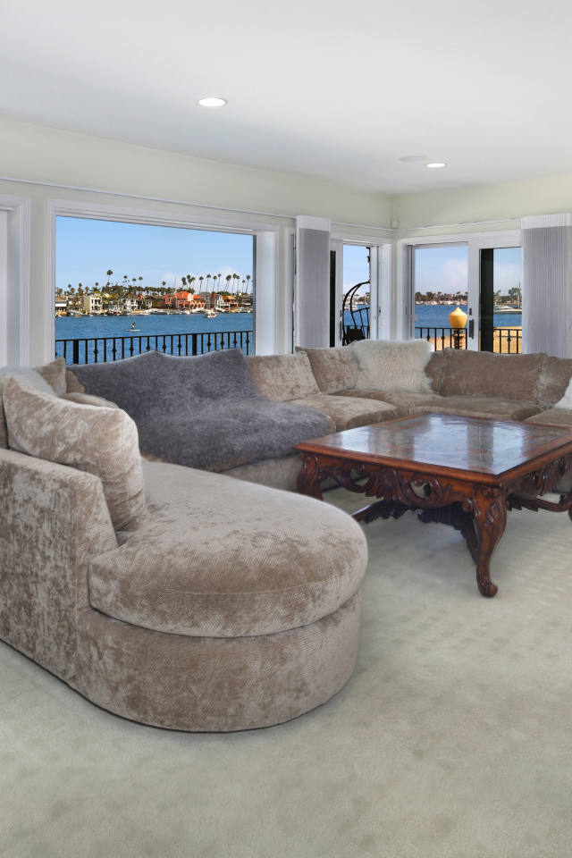 Большой диван и стол в просторной гостиной 