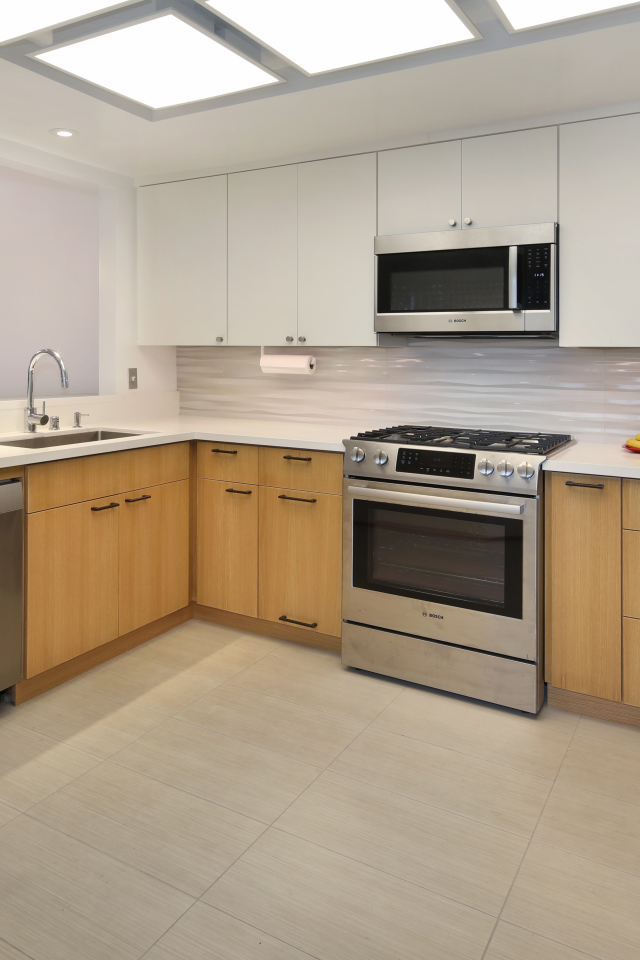 Большая просторная кухня с холодильником