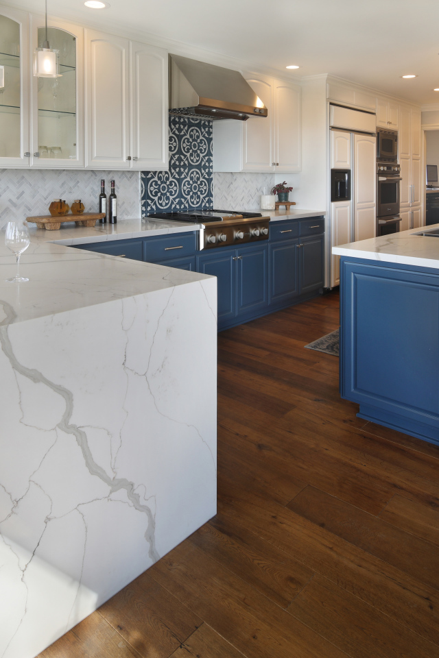 Большая стильная кухня с паркетным полом