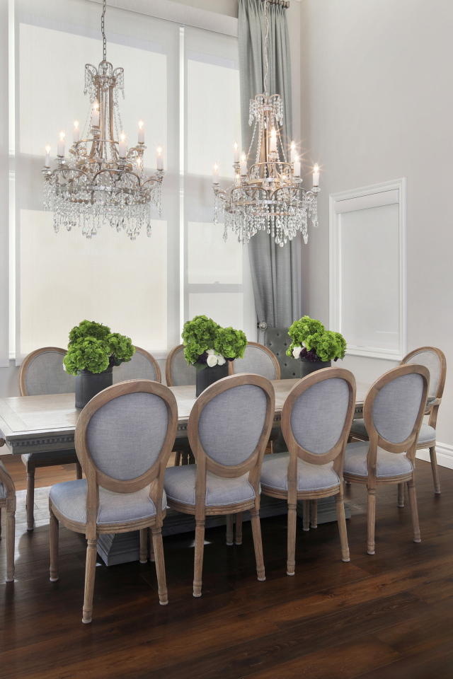 Большой стол в гостиной с красивыми люстрами