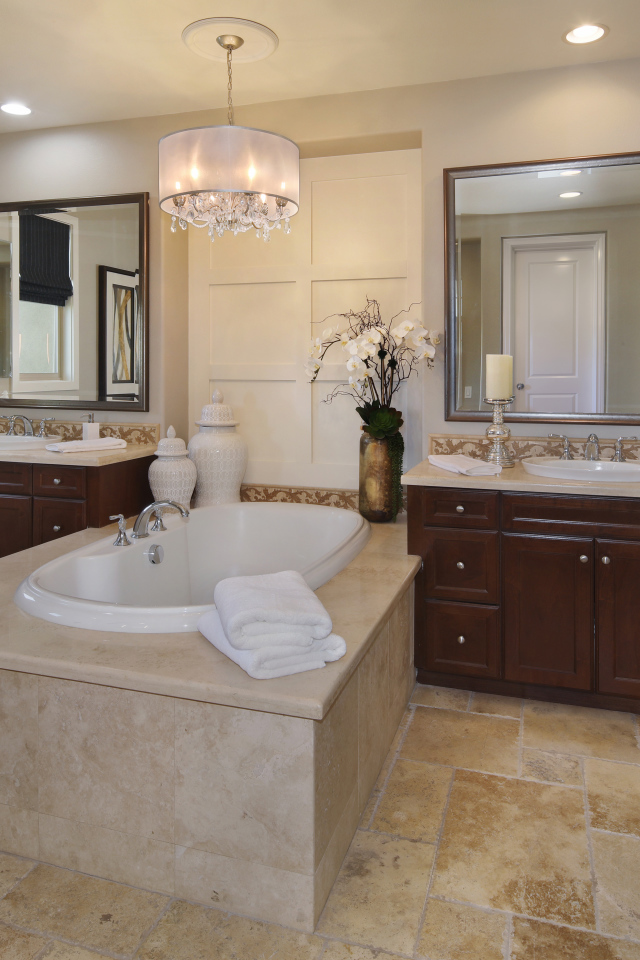 Большая белая ванная комната с зеркалами