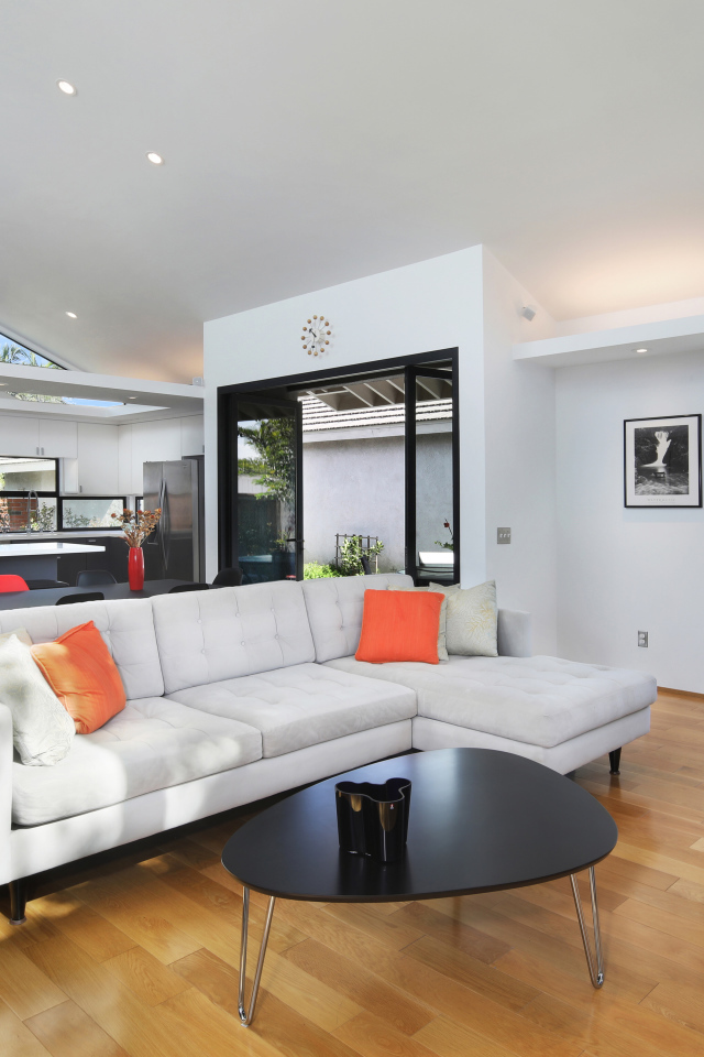 Большой белый диван в гостиной комнате с роялем