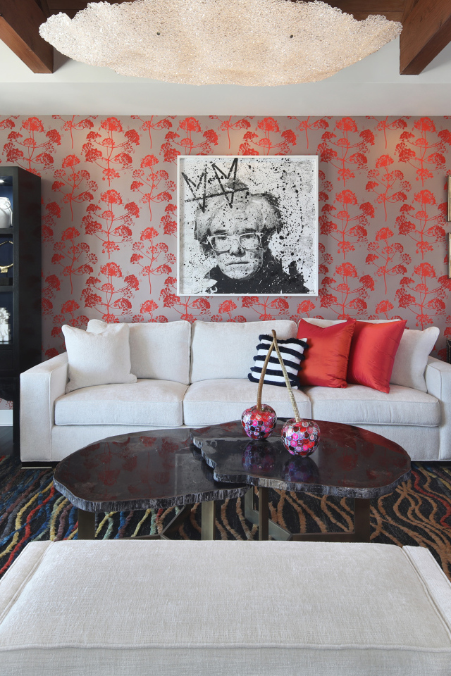 Большой белый диван в комнате с картиной на стене