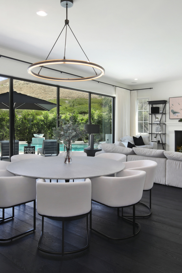 Большой белый стол в комнате с диваном и камином 