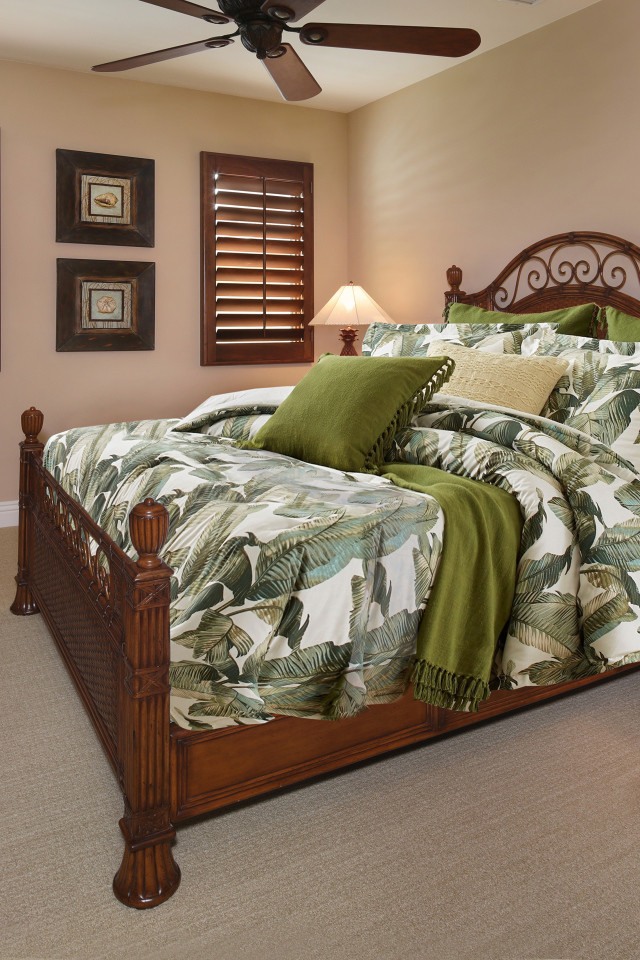 Большая деревянная кровать в спальне 