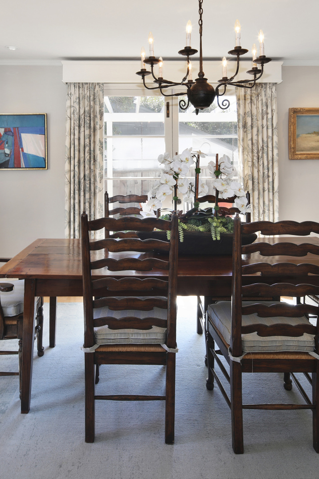 Большой деревянный стол в комнате с большими окнами