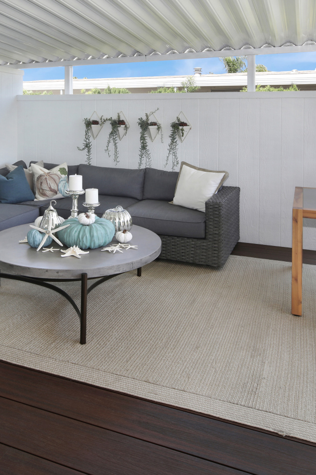 Гостиная комната с большим серым диваном