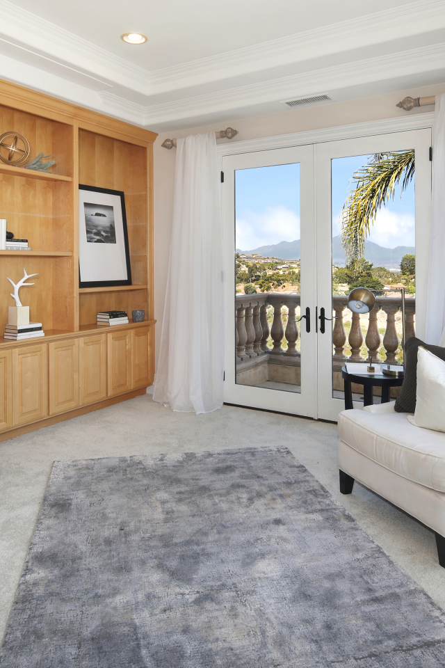 Гостиная комната с мебелью и балконом 