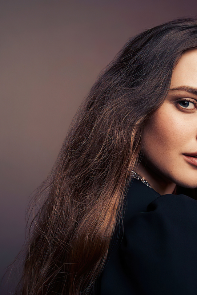 Длинноволосая девушка, актриса Кэтрин Лэнгфорд в черном платье