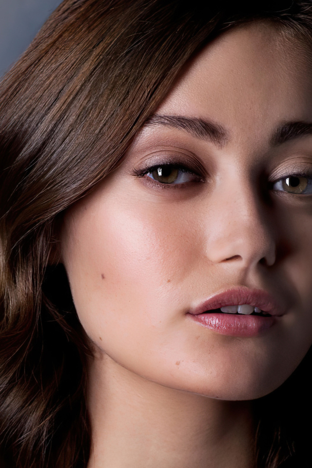 Милая девушка, британская актриса Элла Пернелл лицо крупным планом