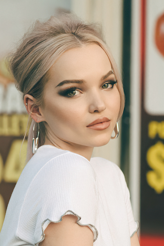 Милая девушка  блондинка, актриса Дав Кэмерон