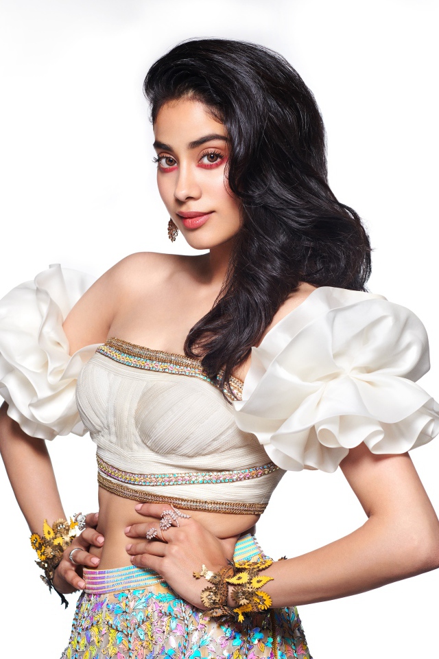 Милая девушка, актриса болливуда Джанви Капур на белом фоне