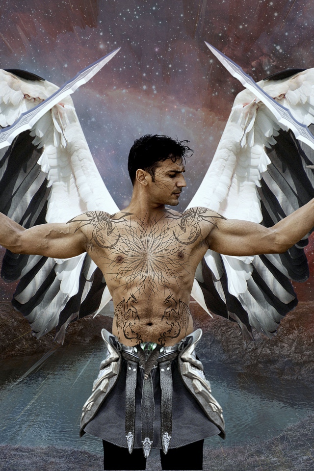 Мужчина боевой ангел с татуировками на теле 