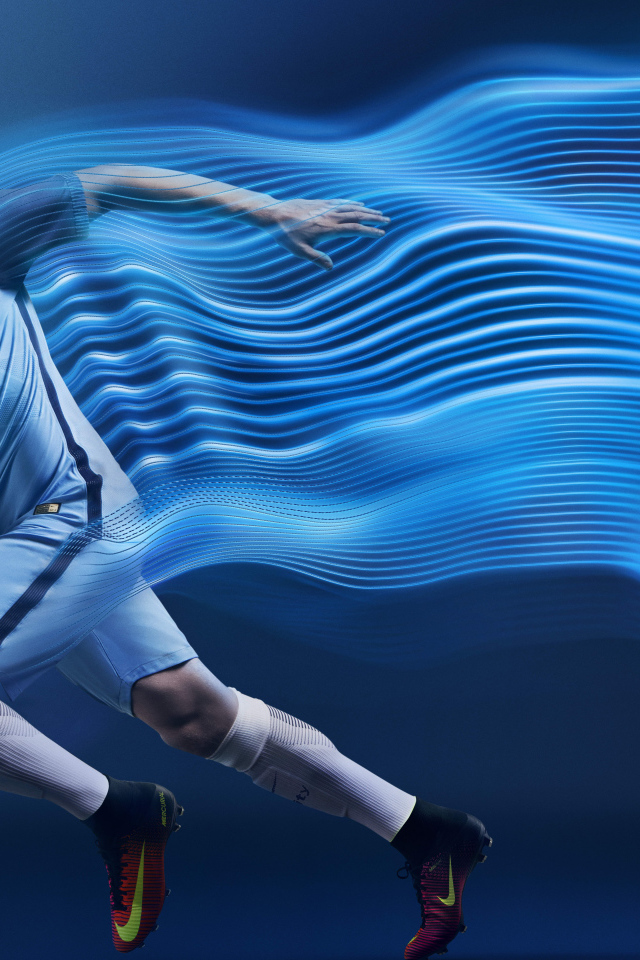 Мужчина футболист оставляет за собой неоновый след 