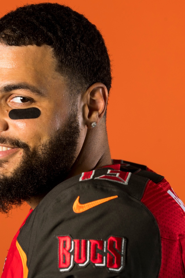 Мужчина с бородой, игрок в американский футбол Майк Эванс