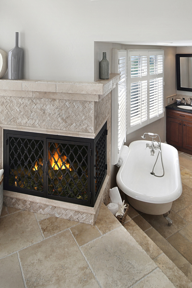 Современная квартира с просторной ванной и камином