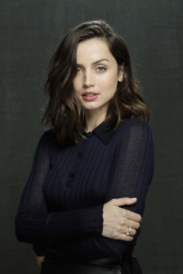 Скромная девушка, актриса Ана де Армас 