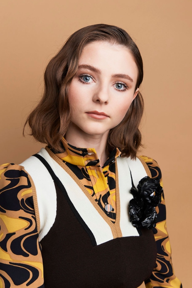 Новозеландская актриса Томасин Маккензи на коричневом фоне