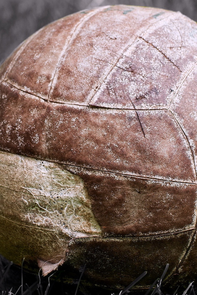 Старый мяч лежит на поле