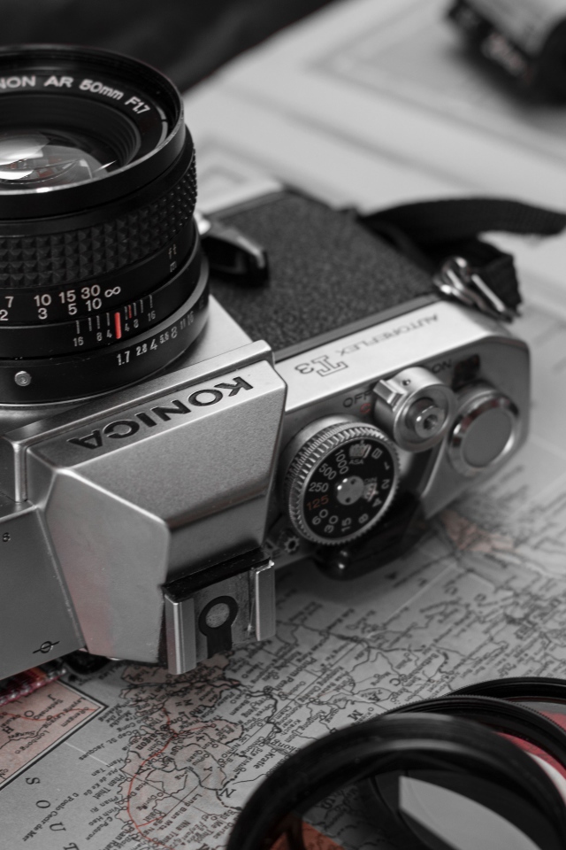 Старый фотоаппарат konica лежит на карте