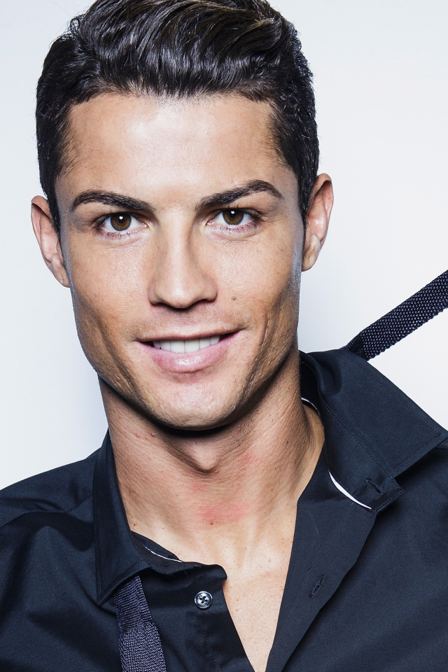 Популярный футболист Криштиану Роналду  с очаровательной улыбкой