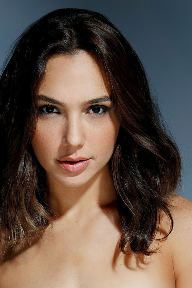 Милая женщина, актриса Галь Гадот на сером фоне 