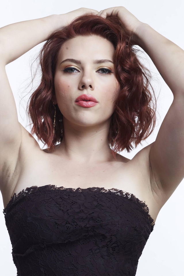 Рыжеволосая актриса Скарлетт Йоханссон на белом фоне