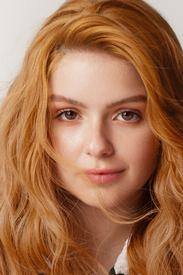 Рыжеволосая девушка, актриса Ариэль Уинтер лицо крупным планом