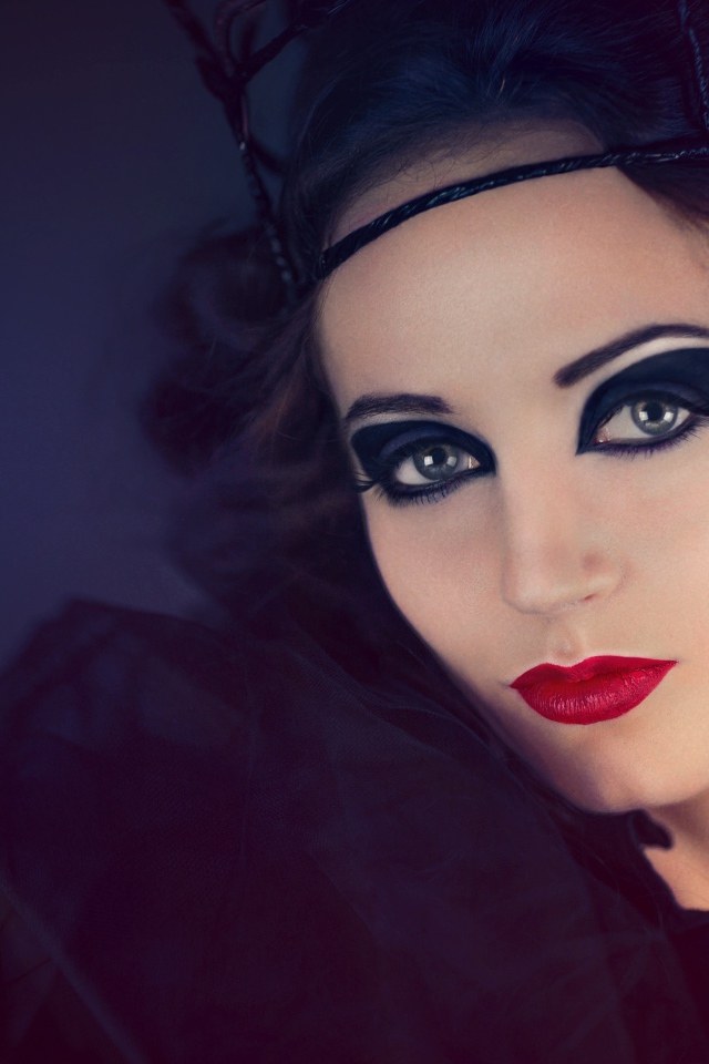 Девушка ретро в черном костюме 