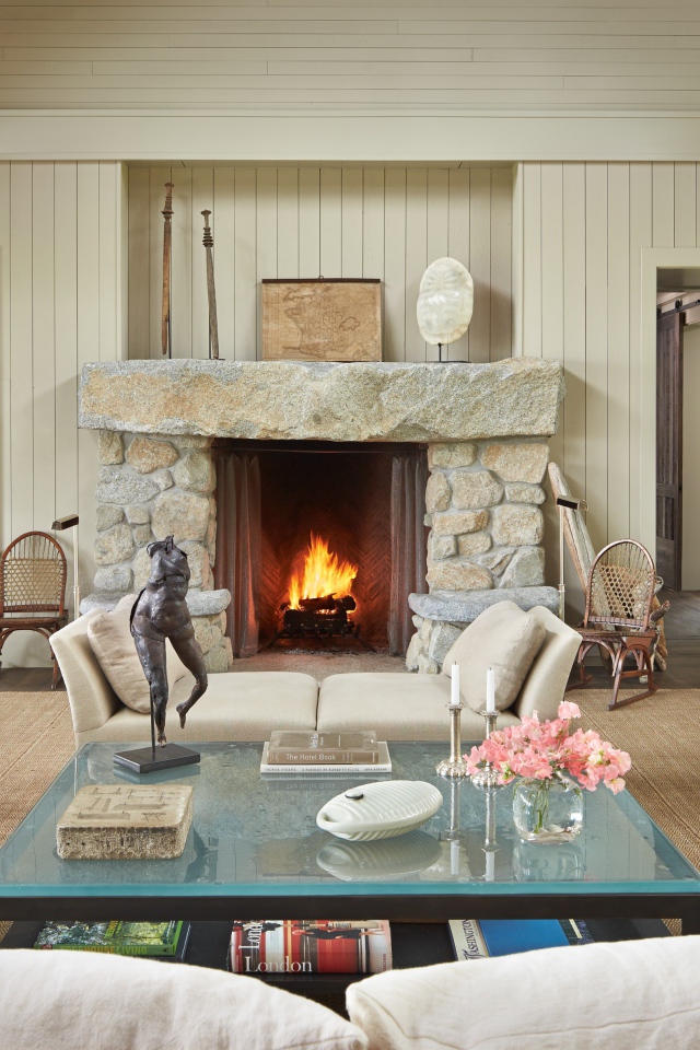 Богатый интерьер гостиной комнаты с камином