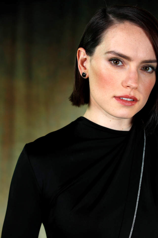 Актриса Дэйзи Ридли  с короткой стрижкой в черном платье