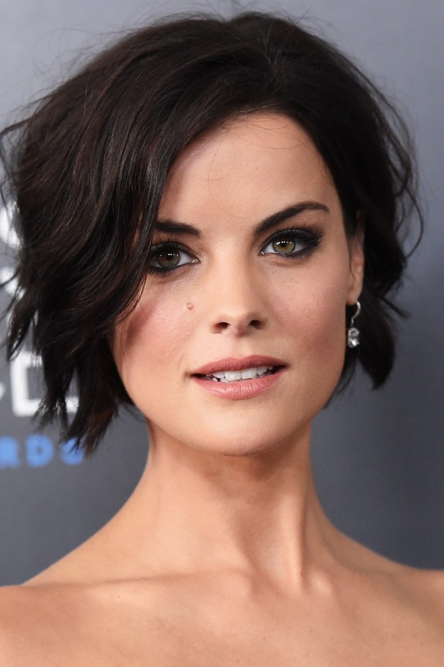 Актриса Джейми Александр с короткой стрижкой