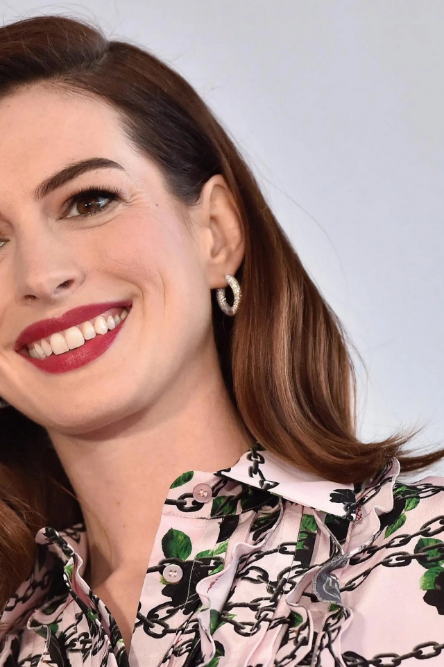 Улыбающаяся актриса Энн Хэтэуэй 