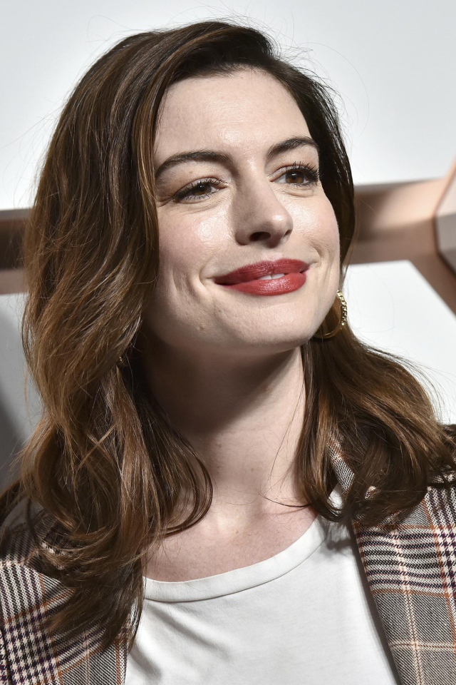 Улыбающаяся актриса Энн Хэтэуэй с очаровательной улыбкой