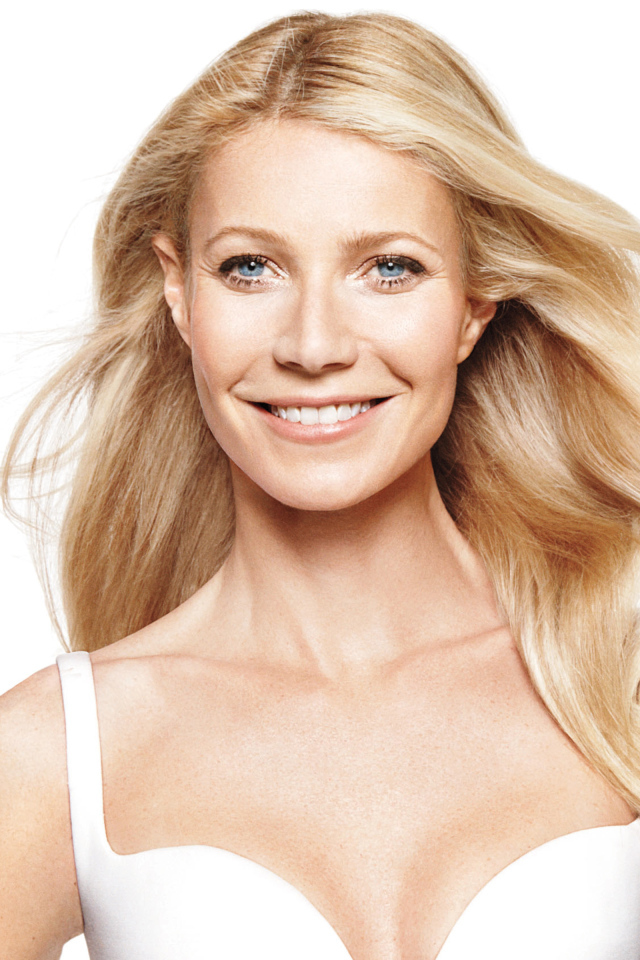 Улыбающаяся актриса Гвинет Пэлтроу на белом фоне