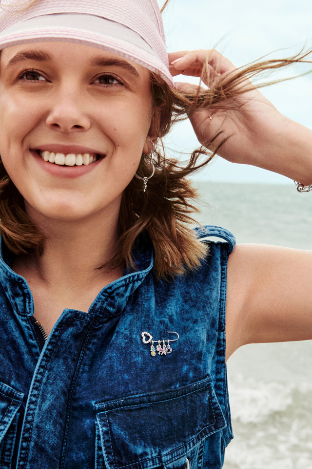 Улыбающаяся актриса Милли Бобби Браун