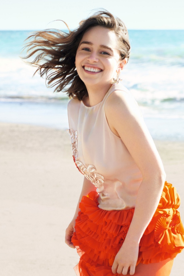 Улыбающаяся девушка, актриса Эмилия Кларк на фоне моря